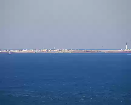 L’île de Sein au zoom Le phare d’Ar-Men derrière, vers la droite